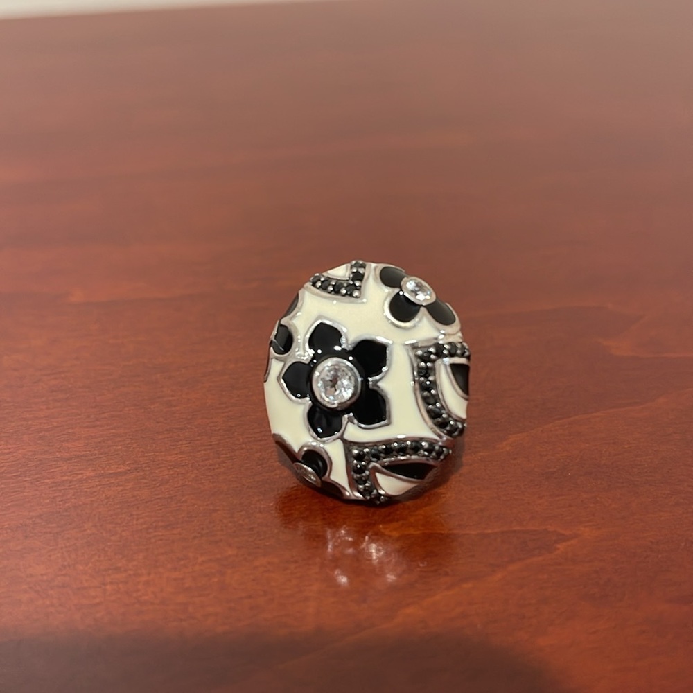 Sterling Silver Black and White Enamel Floral Motif Ring- Size 7